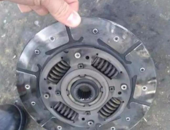 有离合器片,摩擦片,盘沙减震弹簧,减震盘,阻尼片的零件组装而成,它是