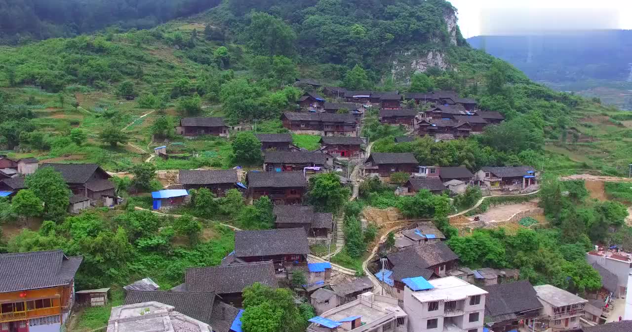 航拍贵州凯里舟溪村一个美如画的苗族村寨过着与世无争的日子