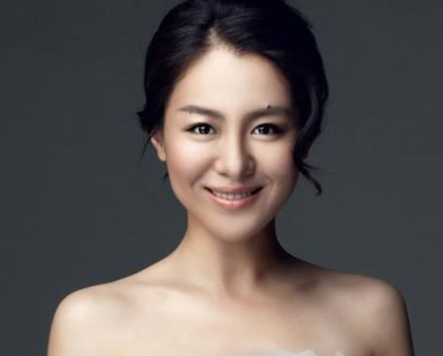 《神医喜来乐》中赛西施的角色走红,而里面饰演"食为天"饭馆老板娘