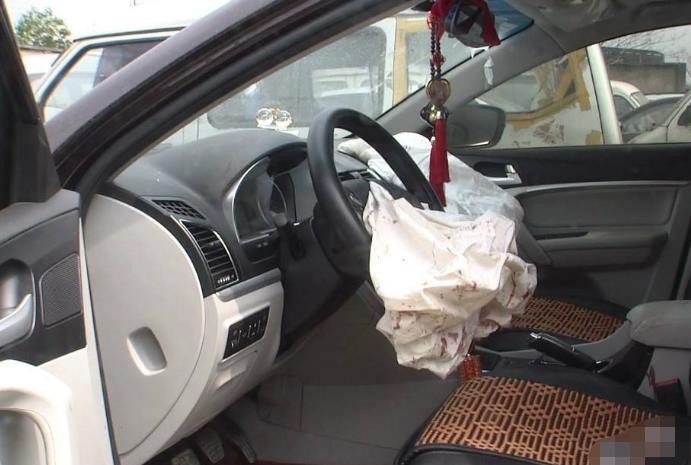 把车上弹出的安全气囊复原,需要多少钱?修车工:最少也得这个数