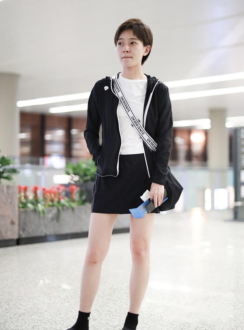 焦俊艳偏爱中性风,穿印花衬衫清新帅气,165的身高穿出超模范