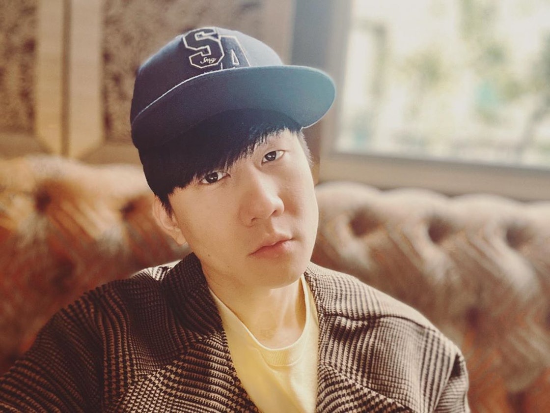 2011年,他又曾被拍到跟「嫩模」陈立泠看戏,2012年又有传媒拍到他和