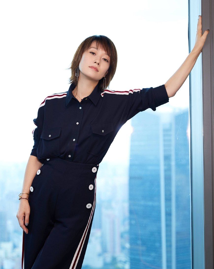 马伊琍身穿深蓝色休闲套装出席活动,霸气有范