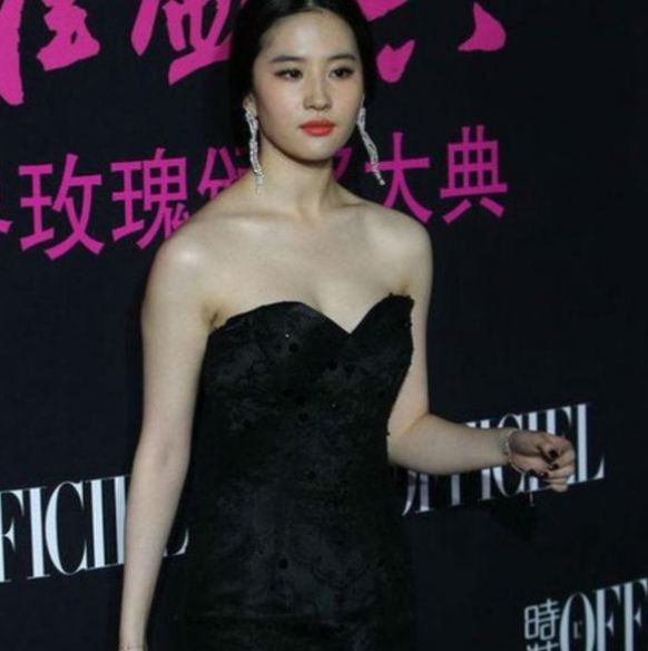 神仙姐姐不只穿白色,早期的刘亦菲身穿黑色抹胸礼服,意外的好看