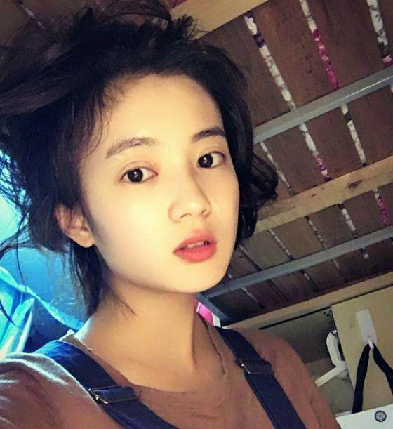 现在张雅钦在杨幂主演的电视剧中出演女二号,不知道会不会像迪丽热巴