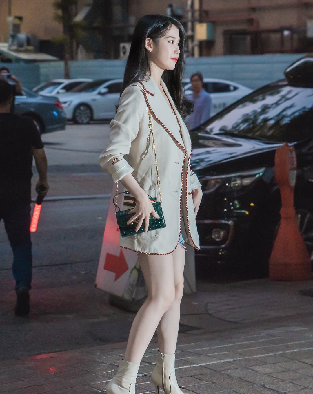 iu德鲁纳酒店杀青宴搭配复古西装却被小卷发抢镜
