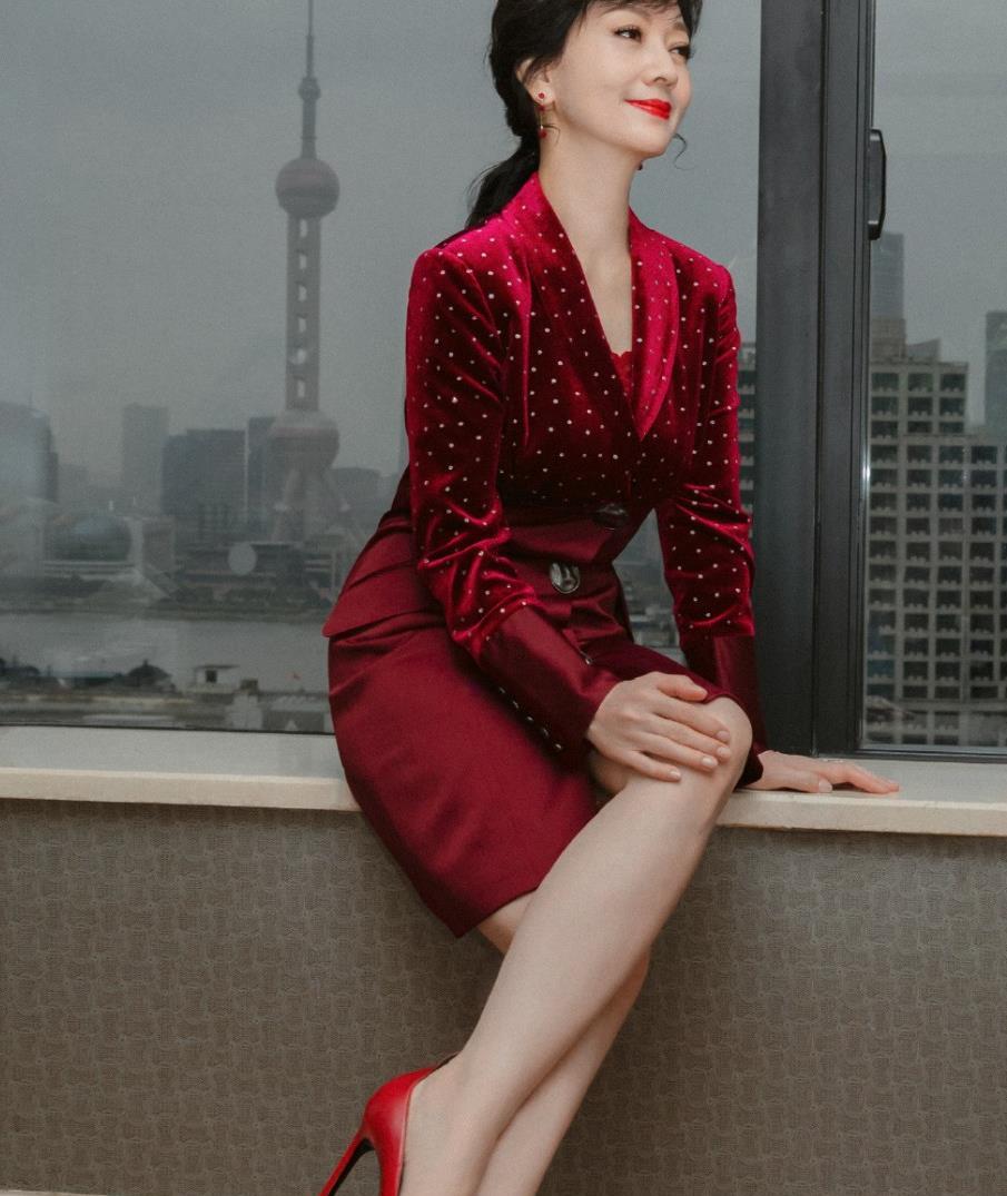 65岁赵雅芝不服老穿格纹针织衫配紧身裤意外凹出漫画腿