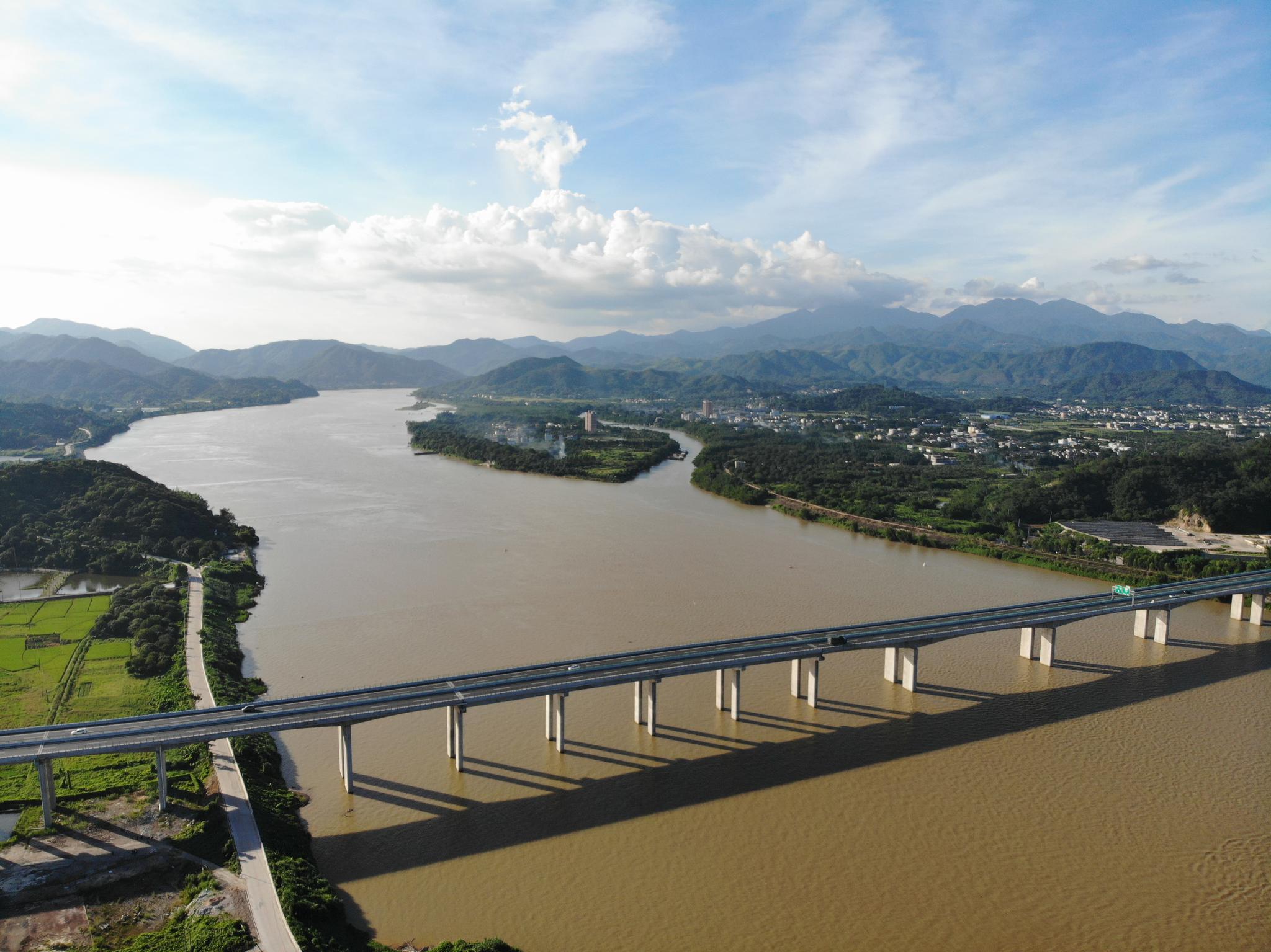 飞临甬莞高速韩江特大桥