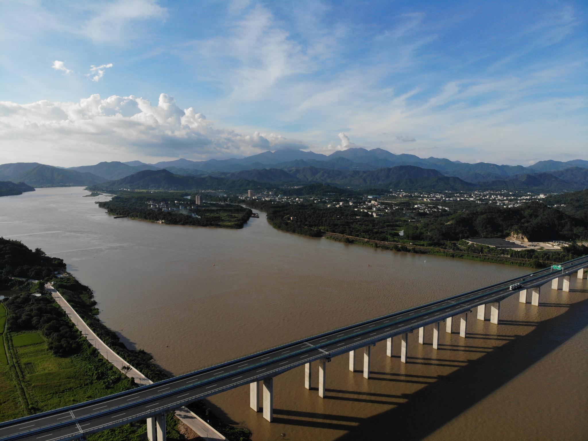 飞临甬莞高速韩江特大桥