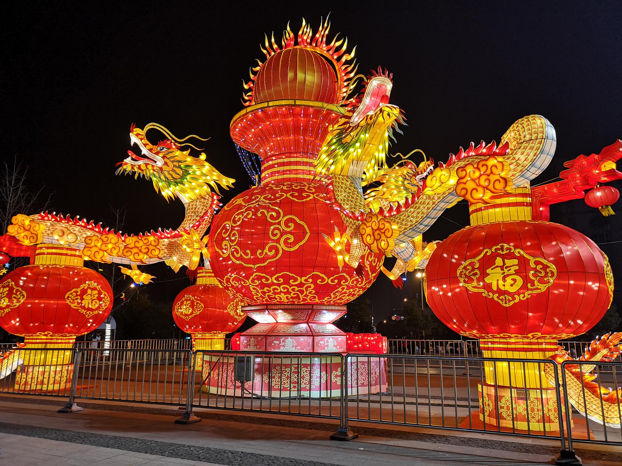 游玩武汉园博园灯会一幅幅色彩缤纷的灯组彰显出荆楚风采