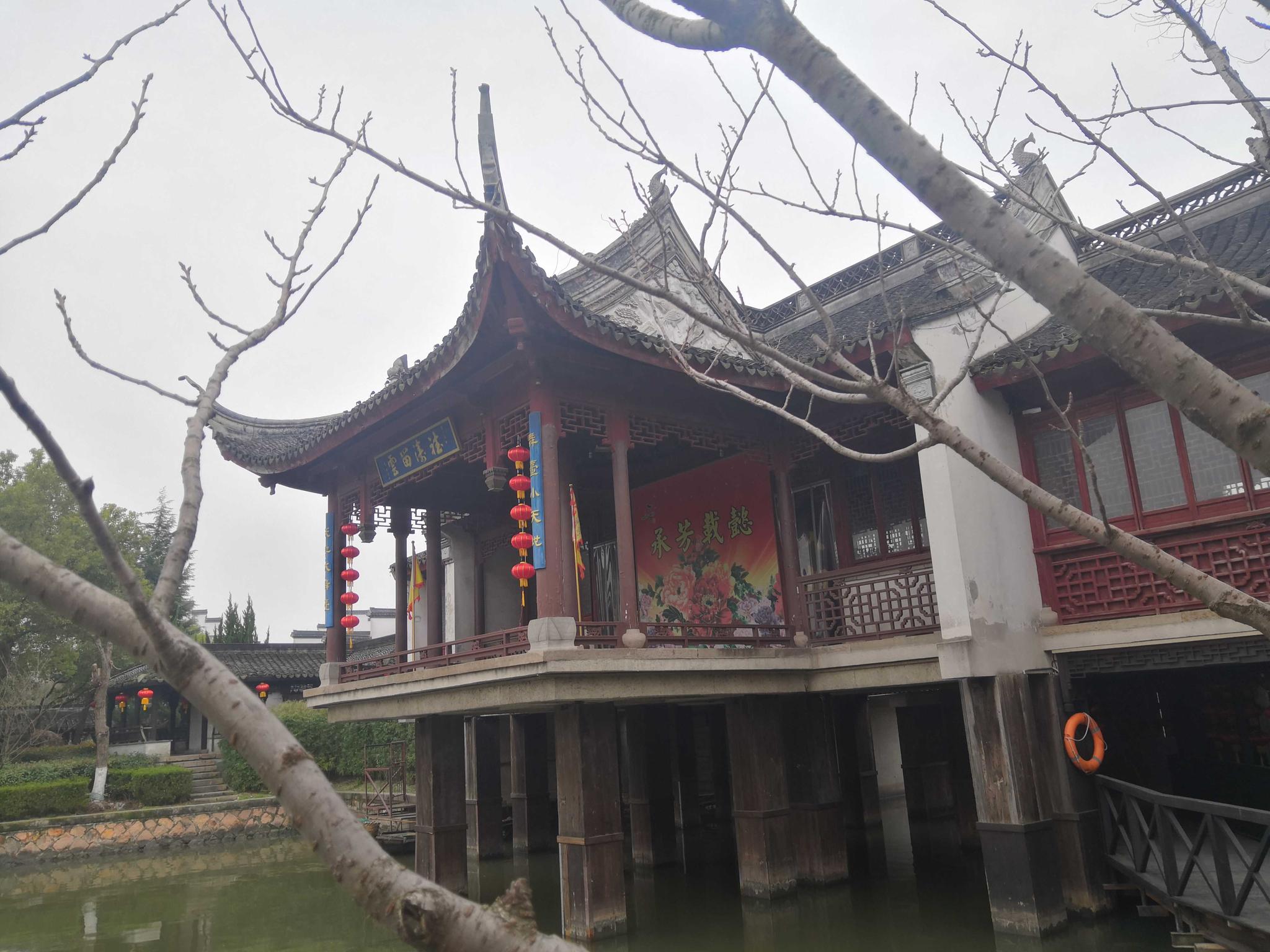 桥洞,也可以走照片上另一座廊桥,主要我个人喜欢走这种稀奇古怪的小路