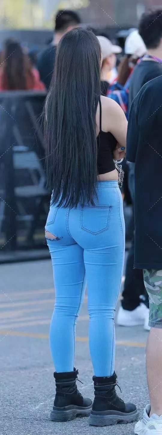 街拍圆润迷人蓝色紧身牛仔裤