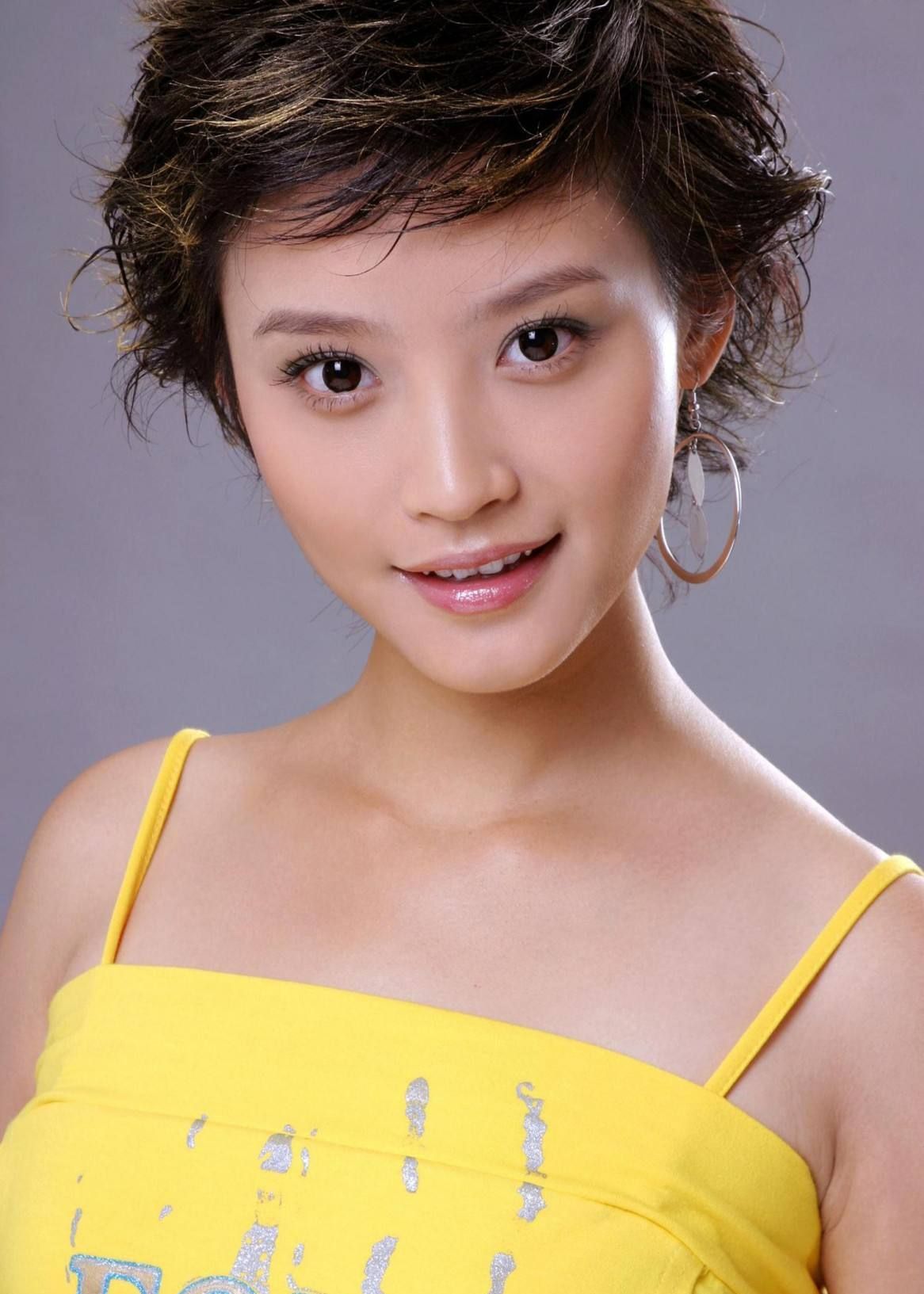 瑛子,原名(敬虔)重庆人,中国大陆女演员,她是《老农民》中的铁娘子牛