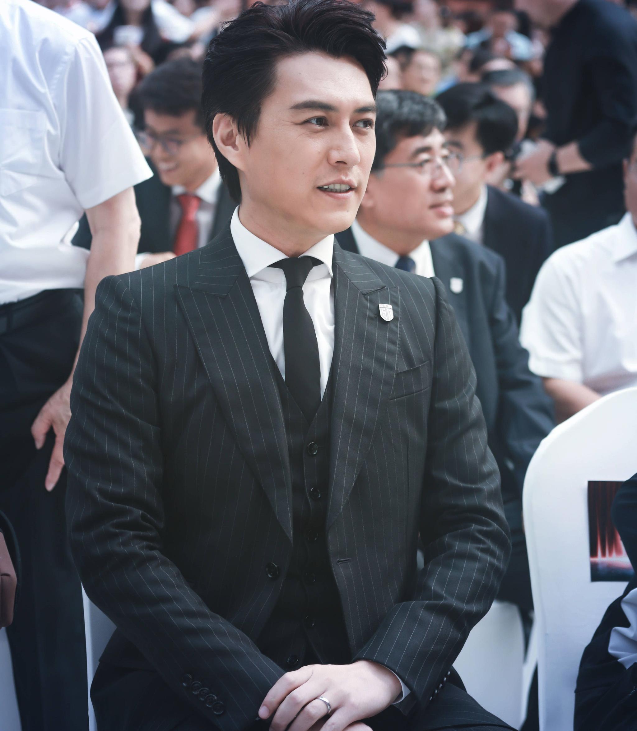 "老干部"靳东参加代言活动,西装革履气场全开,仿若霸道总裁