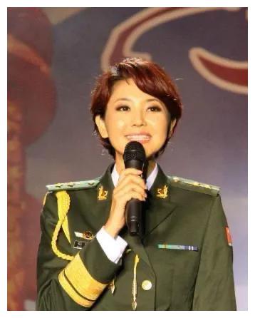 她是当兵出身,靠主持综艺走红,昔日央视名嘴,为何急流勇退?