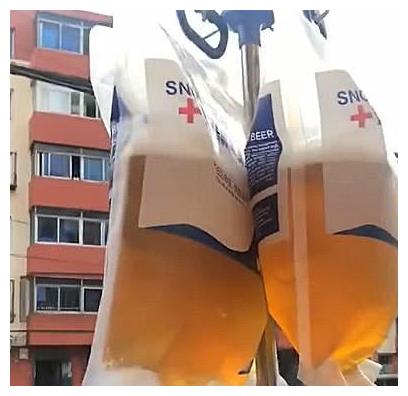 老板把啤酒装进"输液袋"里,成为网红,网友看后都想"歪"了