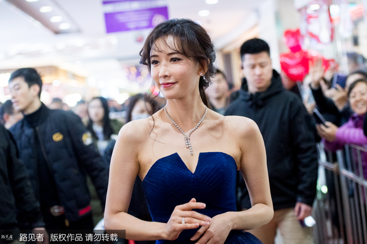 林志玲低胸装现身太原性感撩人 拍卖随身钻戒引山西土豪争相竞价|拍卖|林志玲|钻戒_新浪新闻
