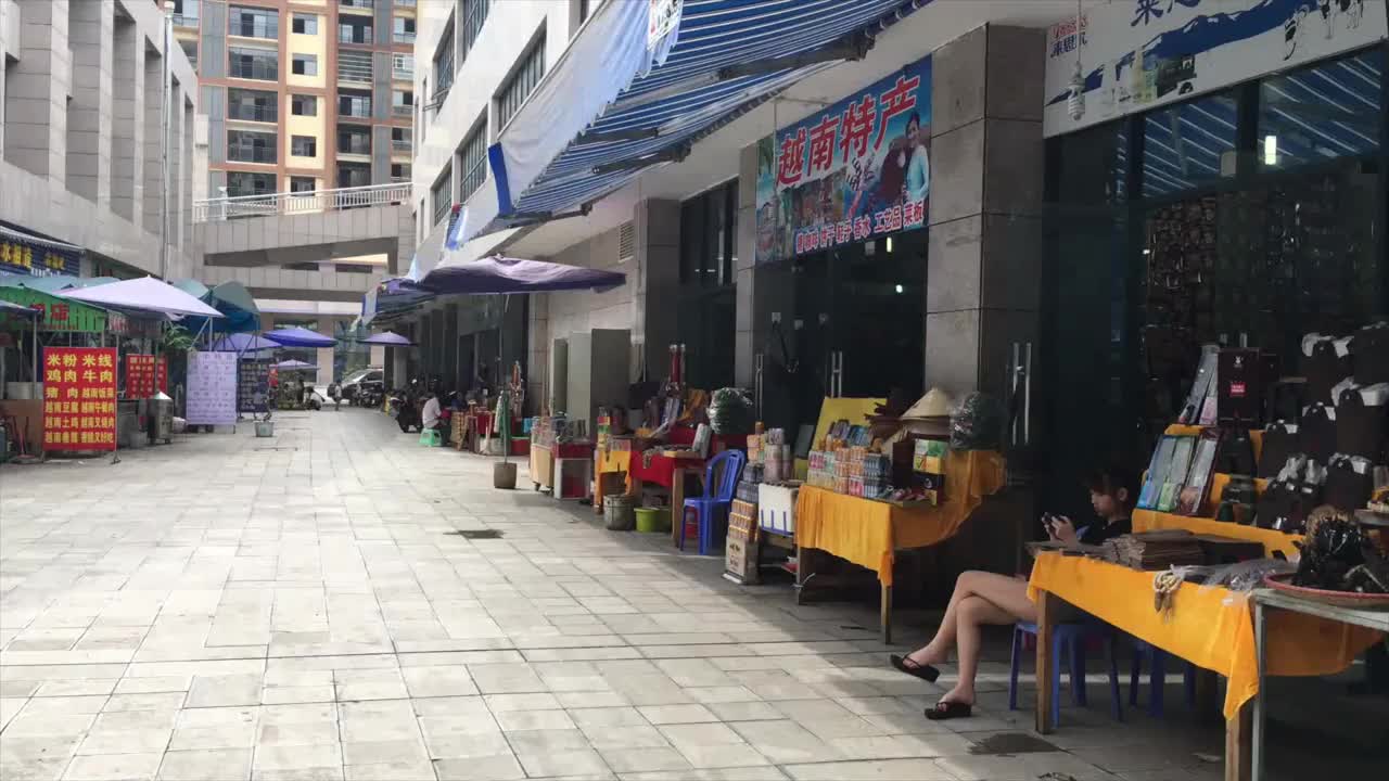 外地人到云南河口去逛北山越南城很多越南女人做生意