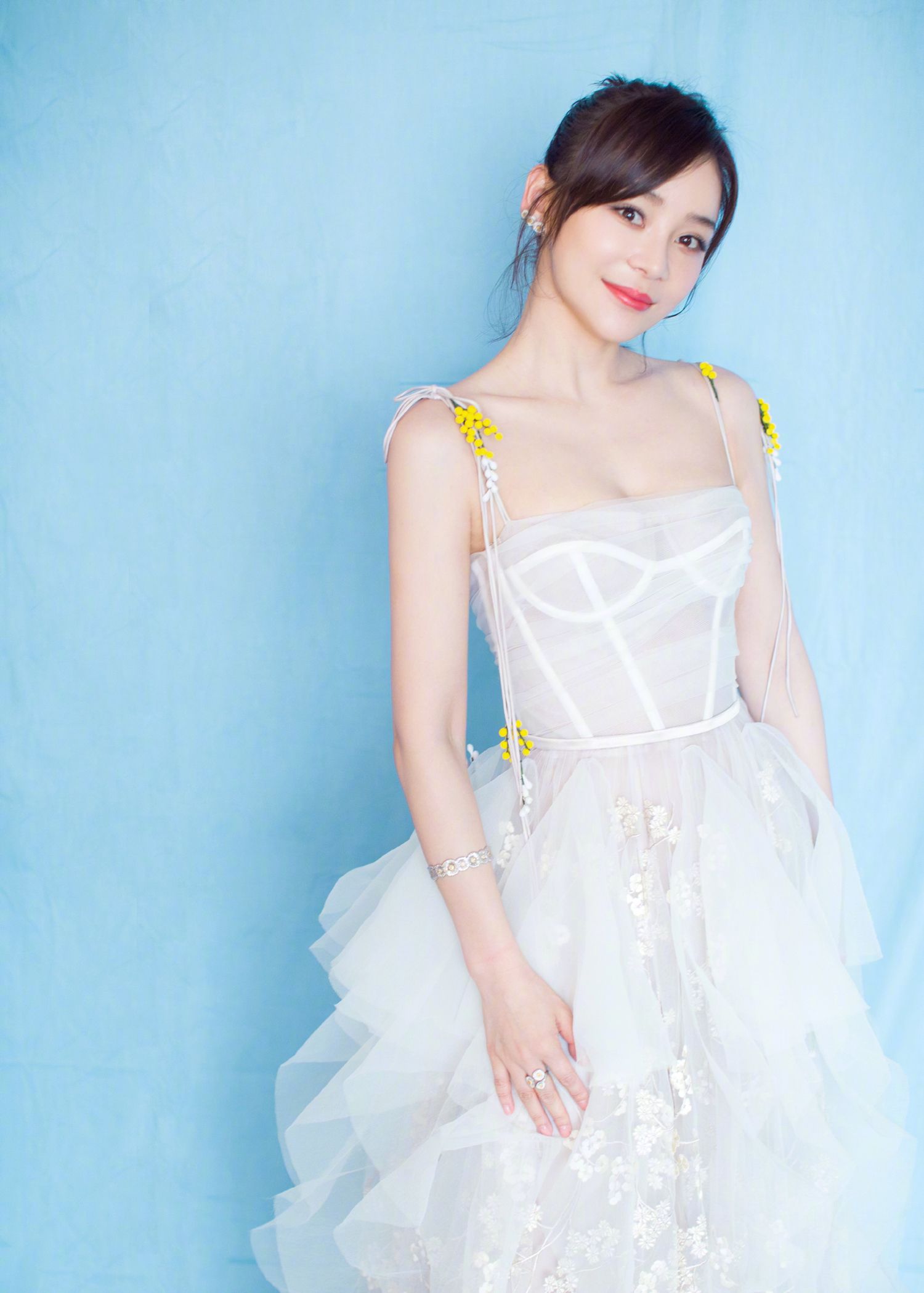 袁姗姗身穿吊带长裙,在白色长裙的衬托下突显十足的成熟女性魅力