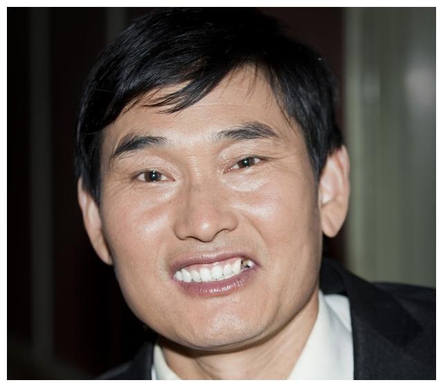 朱之文没买到坐票,蹲着吃零食,网友:没有明星架子|朱之文|朱志文|坐票