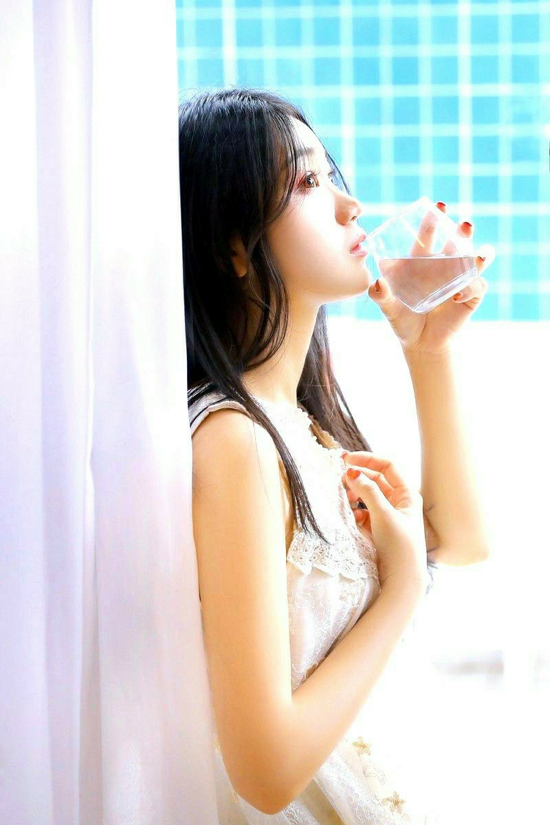 一组清纯黑发小姐姐甜蜜写真