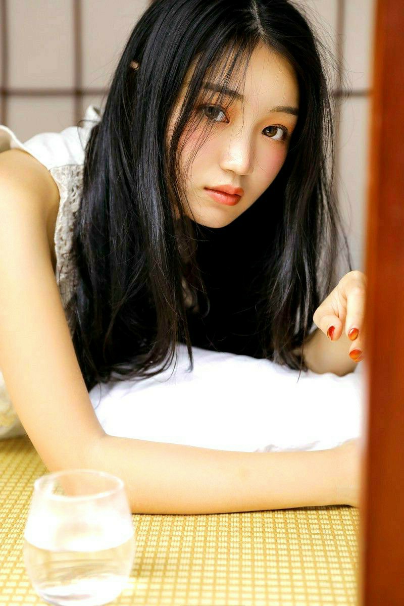 一组清纯黑发小姐姐甜蜜写真