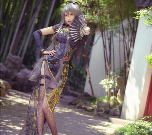 著名coser洛天依,靠一双腿美出圈,看到搭配的金丝雀旗袍,心动
