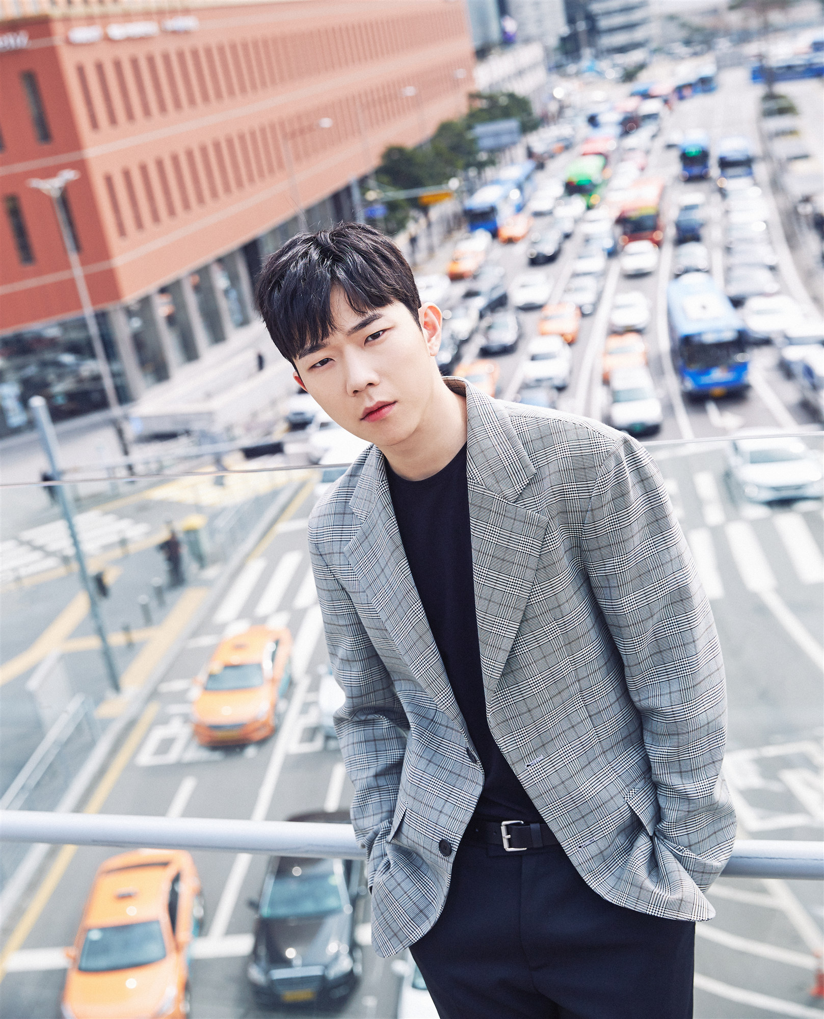 张亦驰曝光时尚写真 气质稳重诠释都市风潮