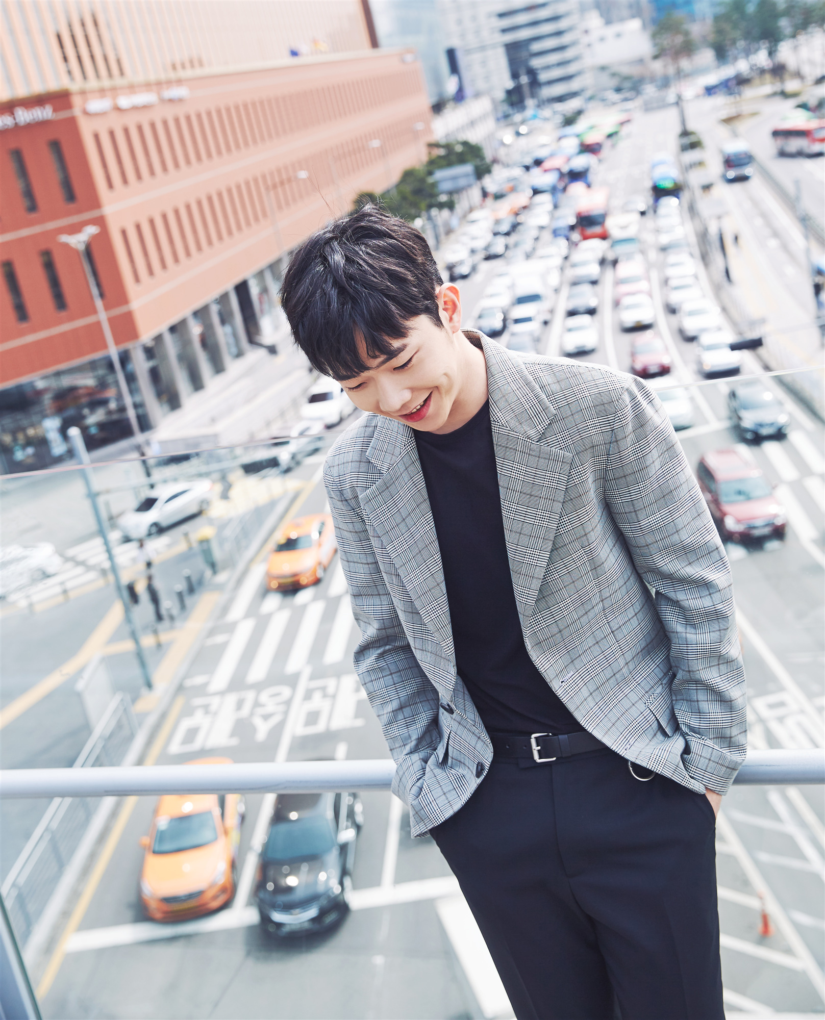 张亦驰曝光时尚写真 气质稳重诠释都市风潮