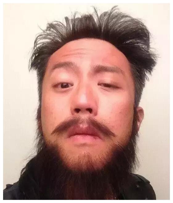 男星留起络腮胡更显成熟帅气,他却毁了所有,邓超简直是泥石流
