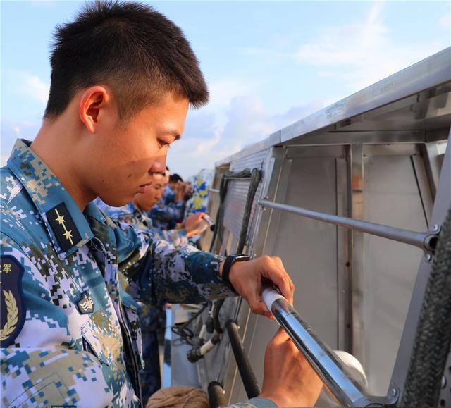 2019年,海军航空兵用练兵姿态出发
