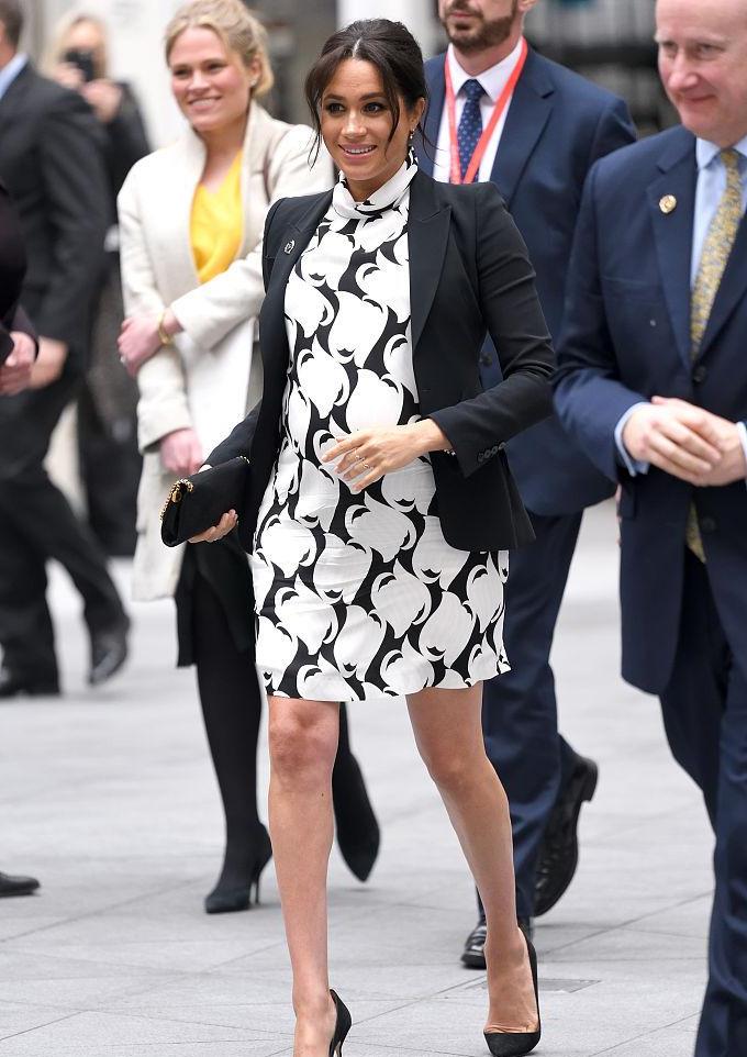 梅根都是王妃了却依然偏爱职场风怀胎7月也要穿恨天高