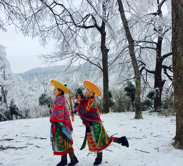 虎形山，参天古木遮掩着的高山古镇