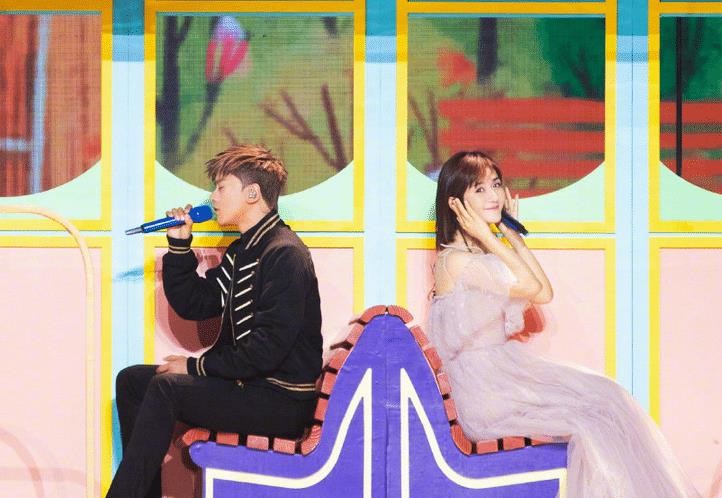 跳跳和俏俏喜欢听这首歌,谢娜内心充满自豪,张杰的反应很平淡