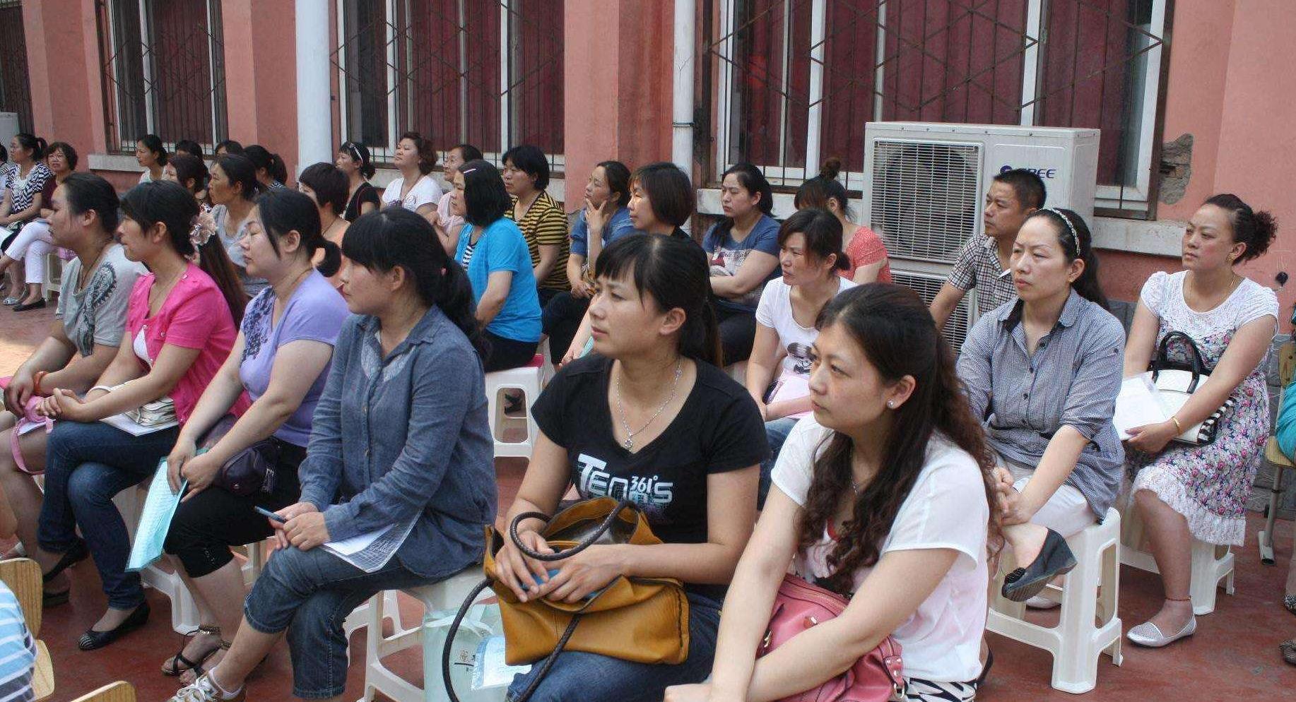 3种不适合参加家长会的穿着,会让孩子很难堪,父母要避免
