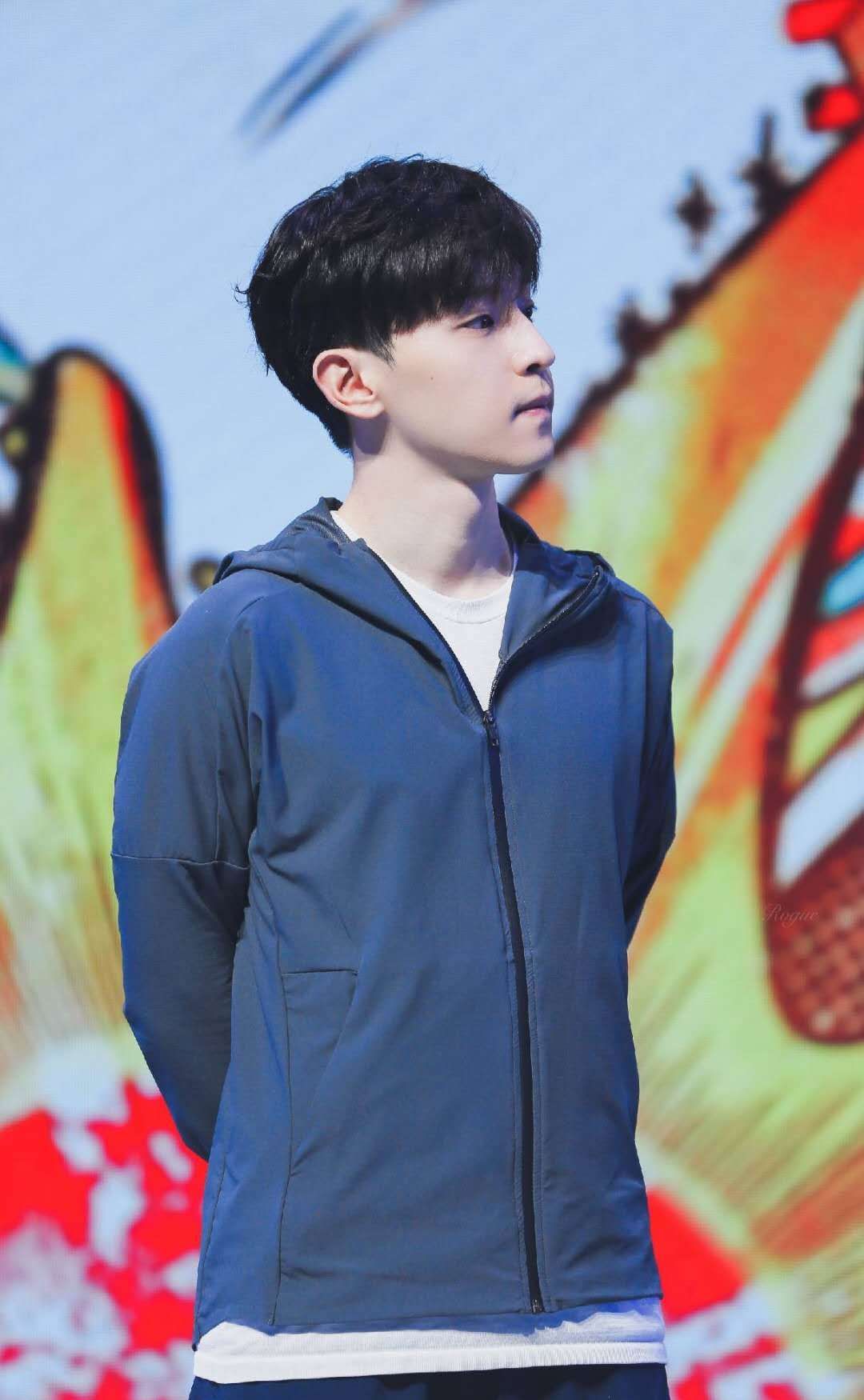 邓伦运动风look好阳光帅气,他的皮肤也太好了,真让人羡慕啊