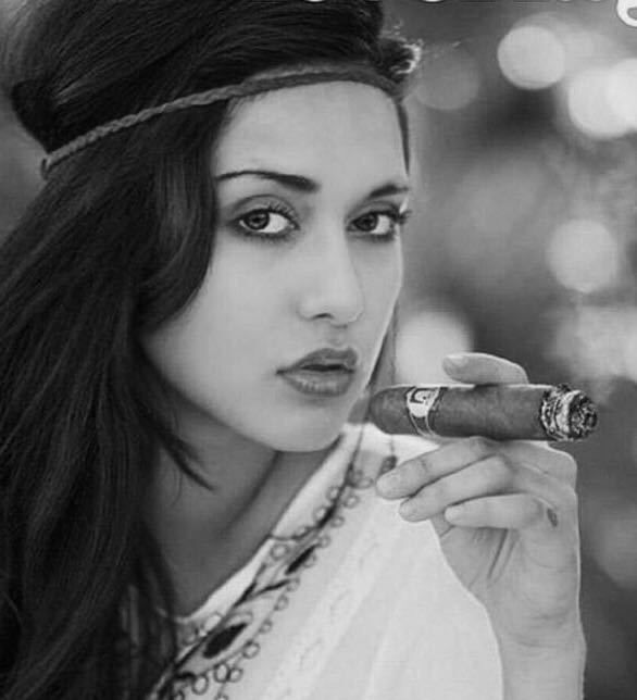 抽雪茄的女人风情万种