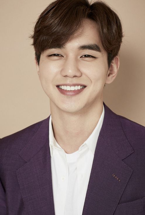 俞承豪国民弟弟儒雅绅士范十足眼神中略带忧伤