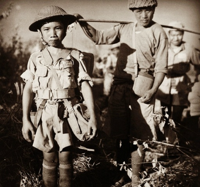 图为即将回国参战的中国远征军新6军的抗日娃娃兵.
