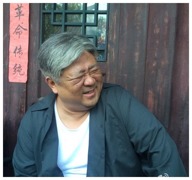53岁梁冠华,老婆是北京人艺唯一女导游,与"元芳" 张子健不和
