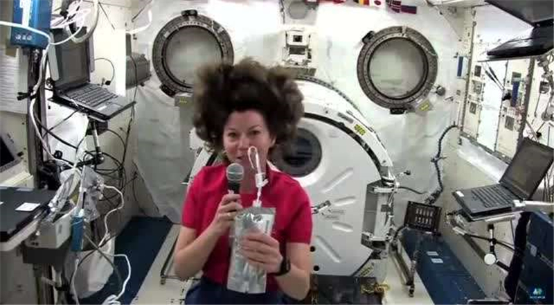 《流浪地球》中吴京和其他宇航员饮用水原来是这样供给的__财经头条