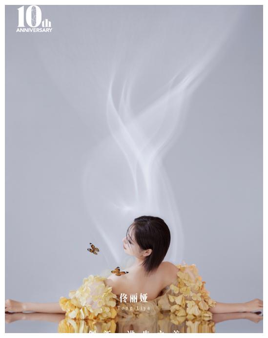 微博之夜海报佟丽娅大秀美背肖战随性反叛tfboys谁最帅