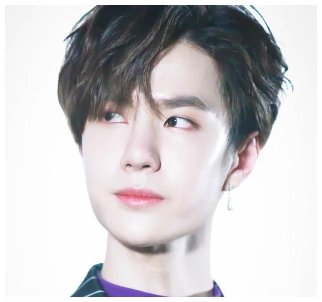 王一博桃花妆,边伯贤烟熏妆,鹿晗蓝眼妆,都比不上他的泪痣妆!