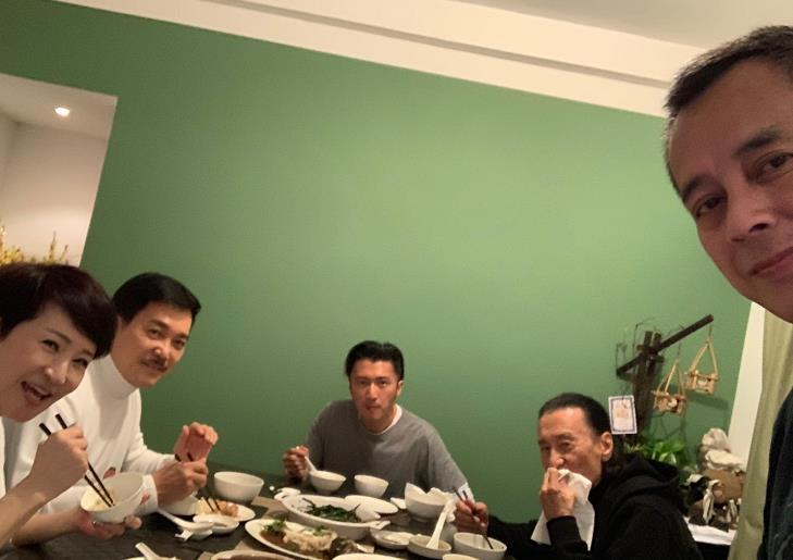 谢霆锋罕见晒与谢贤吃饭照片 全家人同框好幸福