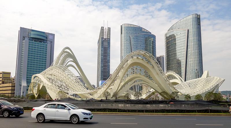武汉光谷广场地标雕塑星河基本完工市民路过一睹为快
