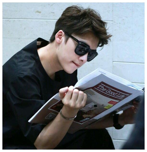 李易峰戴墨镜机场看英文报纸,与张天爱戴同款手镯?