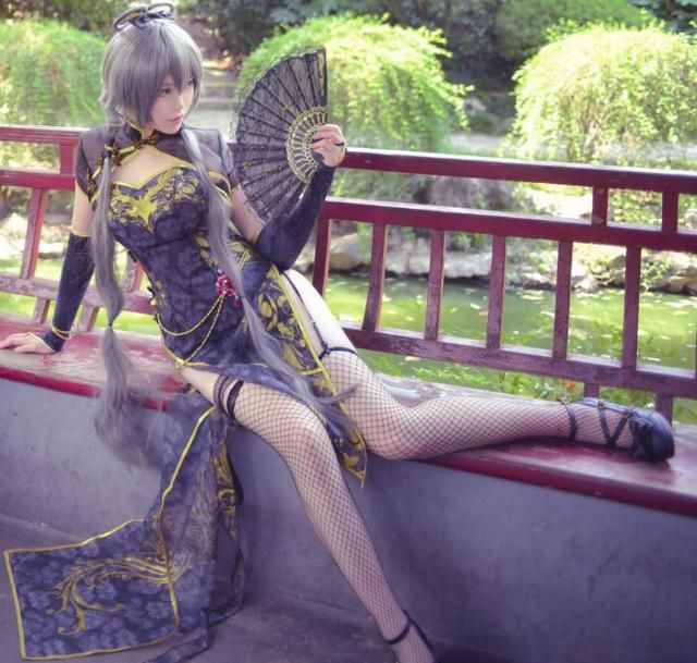 著名coser洛天依,靠一双腿美出圈,看到搭配的金丝雀旗袍,心动