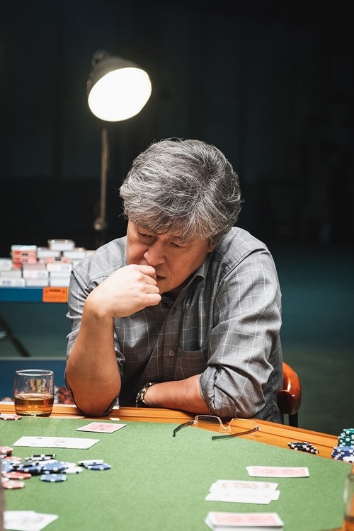 正文           将于中秋假期上映的韩国电影《老千:独眼杰克》今天