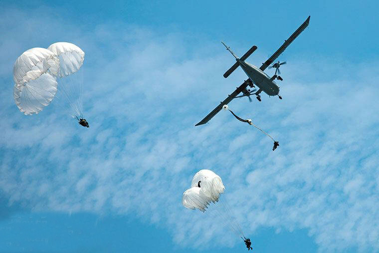 解放军空降兵超低空水域跳伞,那伞花好漂亮