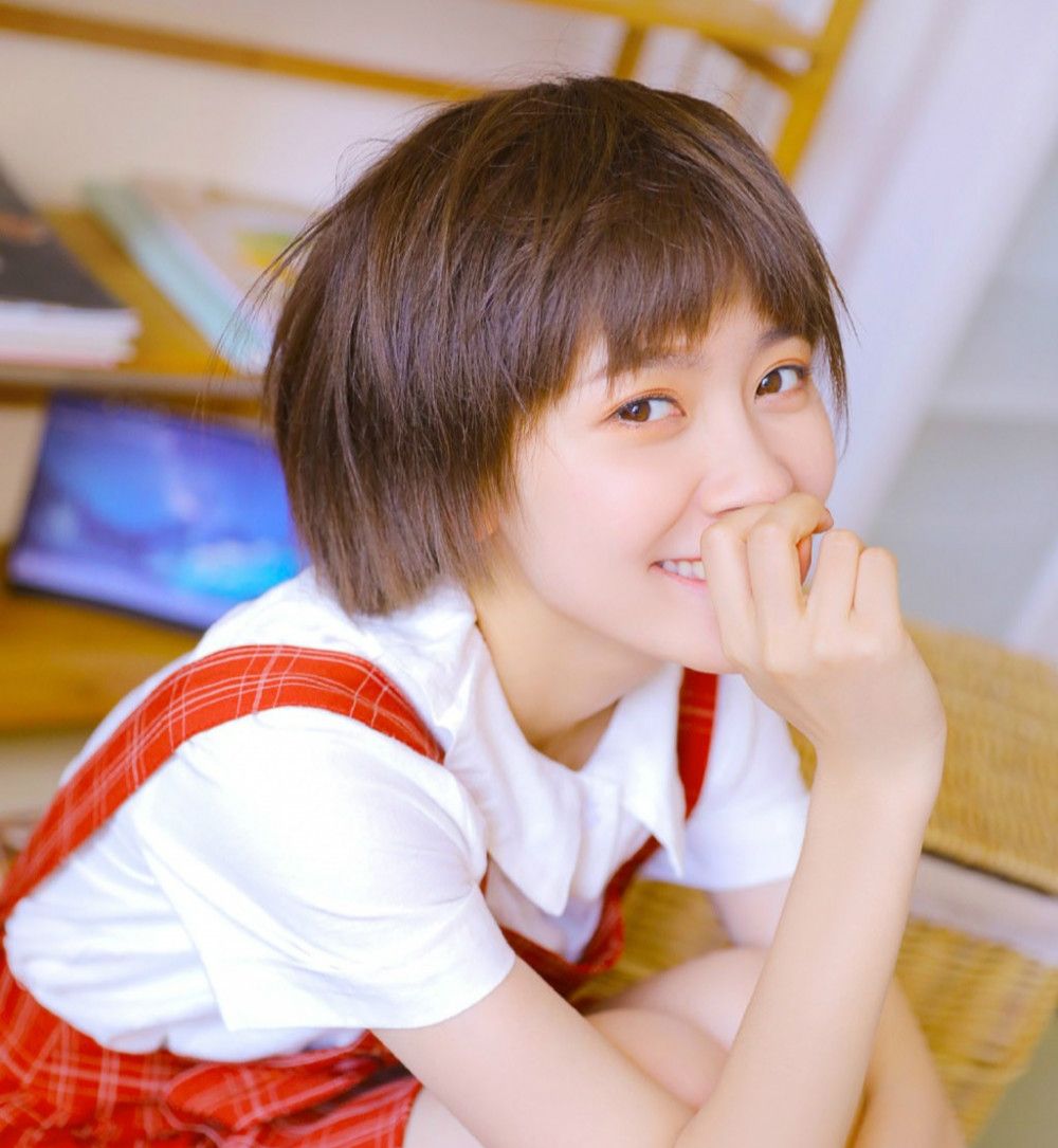 可爱短发美女卖萌学生照身材妖艳美白肌肤